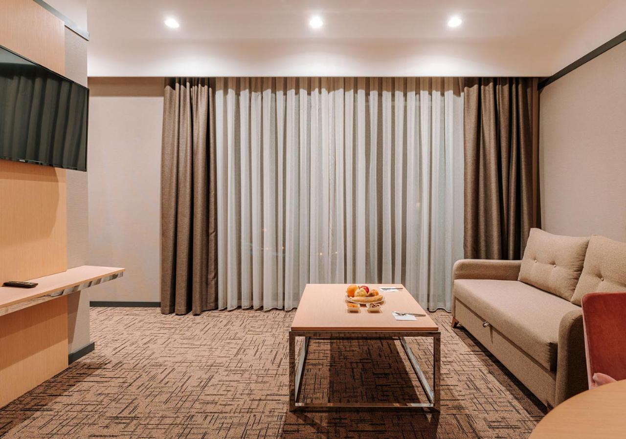 Hotel Invite Corner